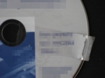 początek odrywania warstwy farby z płytki